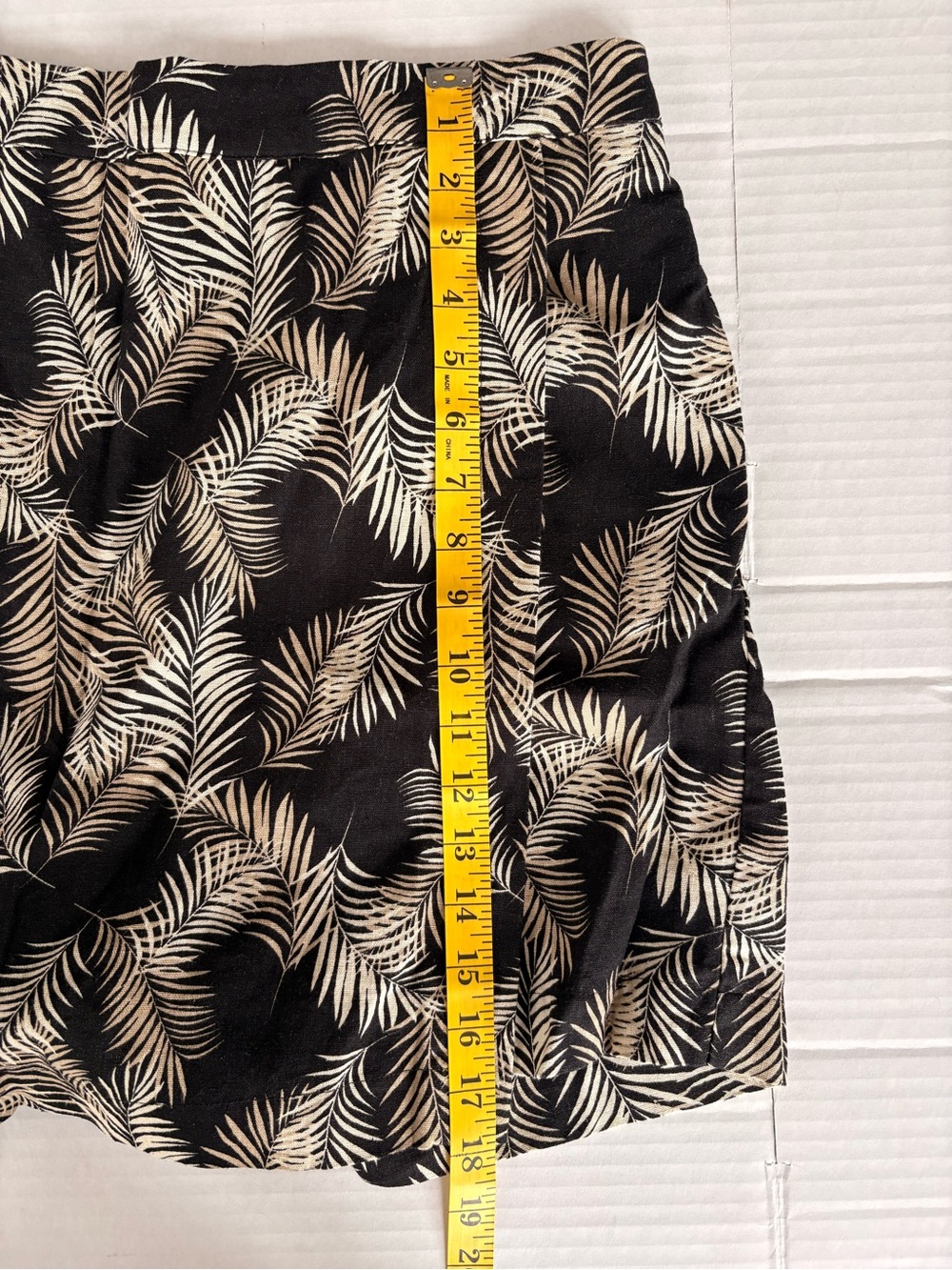 Ellen Tracy Black and Cream Palm Print Shorts - Picture 7 of 7
